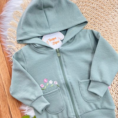 Conj. Jaqueta com Flores Bordadas no Bolsinho e Calça Ribana - Verde